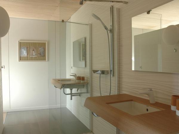 Bien Loin d'Ici Spa B&B : photo 1 de la chambre chambre lit king-size avec baignoire spa
