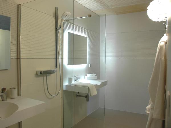 Bien Loin d'Ici Spa B&B : photo 4 de la chambre chambre lit king-size avec baignoire spa
