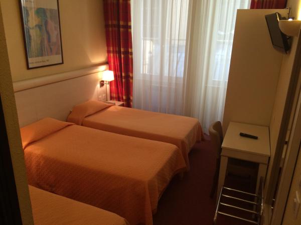 Hotel Elysée : photo 3 de la chambre chambre triple standard