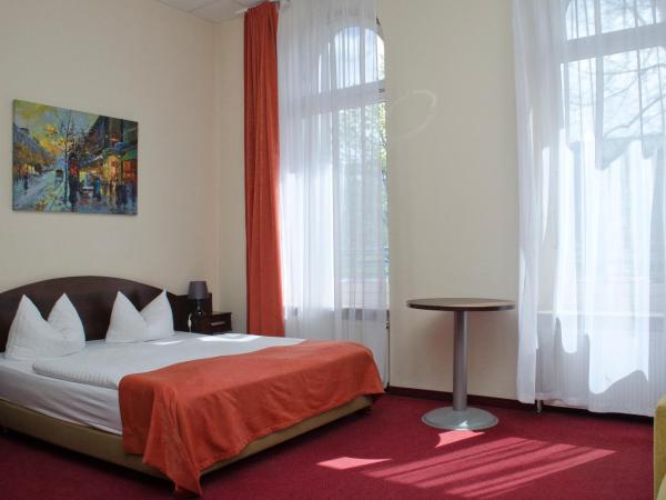 Hotel Polo am ZOB : photo 1 de la chambre chambre double avec canapé-lit (3 personnes) 
