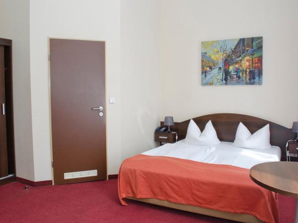 Hotel Polo am ZOB : photo 3 de la chambre chambre double avec canapé-lit (3 personnes) 