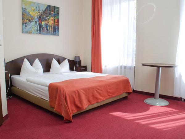 Hotel Polo am ZOB : photo 4 de la chambre chambre double avec canapé-lit (3 personnes) 