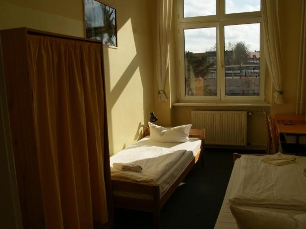 Happy Go Lucky Hotel + Hostel : photo 3 de la chambre chambre lits jumeaux avec salle de bains commune