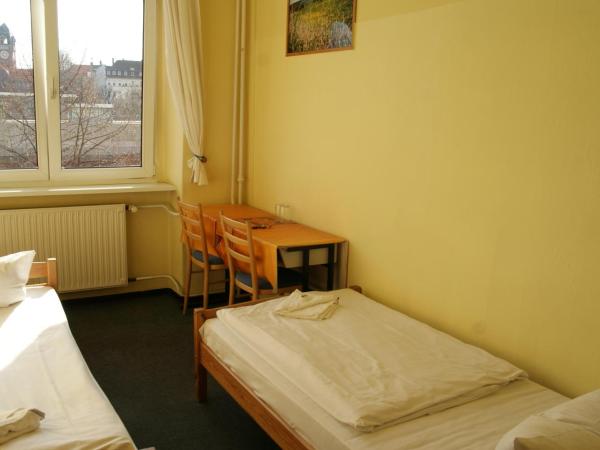 Happy Go Lucky Hotel + Hostel : photo 4 de la chambre chambre lits jumeaux avec salle de bains commune