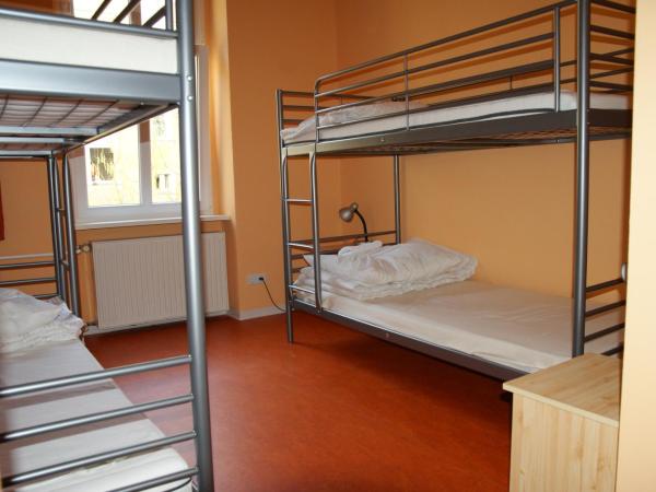 Happy Go Lucky Hotel + Hostel : photo 2 de la chambre chambre quadruple avec salle de bains commune