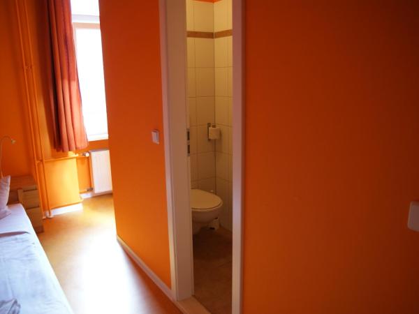 Happy Go Lucky Hotel + Hostel : photo 2 de la chambre chambre simple avec salle de bains 