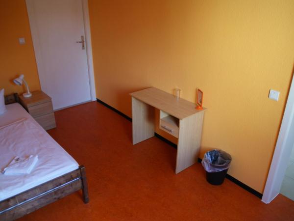 Happy Go Lucky Hotel + Hostel : photo 3 de la chambre chambre simple avec salle de bains 