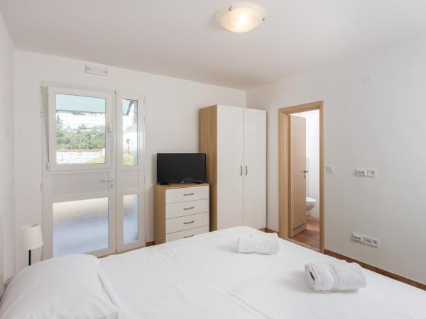 Guest House Eight Roses : photo 9 de la chambre chambre deluxe double ou lits jumeaux