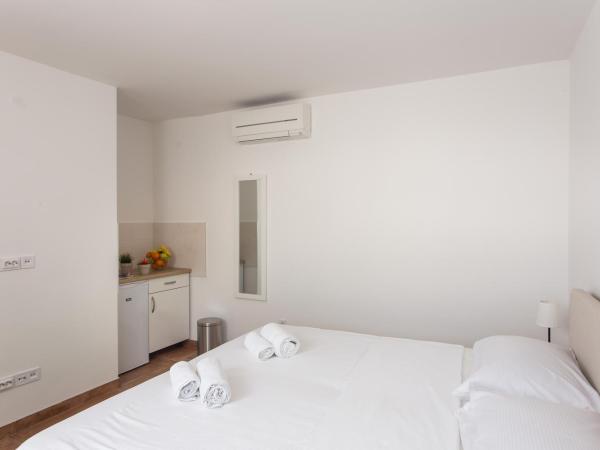 Guest House Eight Roses : photo 9 de la chambre chambre double ou lits jumeaux