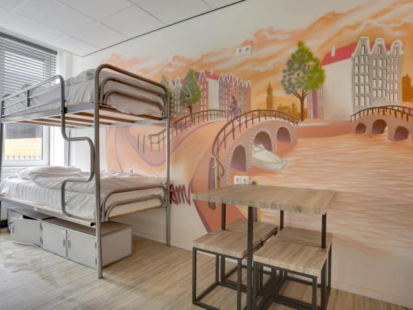 Dutchies Hostel : photo 2 de la chambre lit dans dortoir mixte de 6 lits