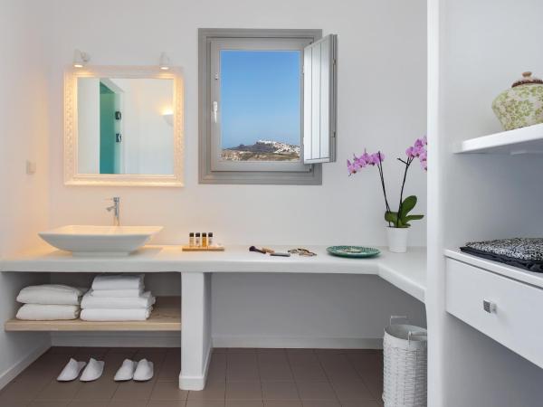 Villa Irini Fira - Adults Only : photo 7 de la chambre suite lune de miel avec bain à remous extérieur chauffé - vue sur caldeira