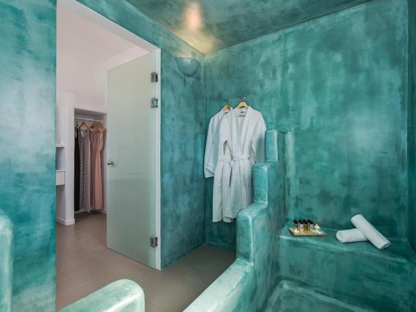 Villa Irini Fira - Adults Only : photo 9 de la chambre suite lune de miel avec bain à remous extérieur chauffé - vue sur caldeira