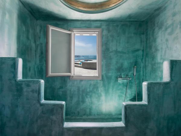 Villa Irini Fira - Adults Only : photo 8 de la chambre suite lune de miel avec bain à remous extérieur chauffé - vue sur caldeira