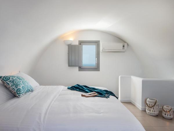Villa Irini Fira - Adults Only : photo 6 de la chambre suite lune de miel avec bain à remous extérieur chauffé - vue sur caldeira