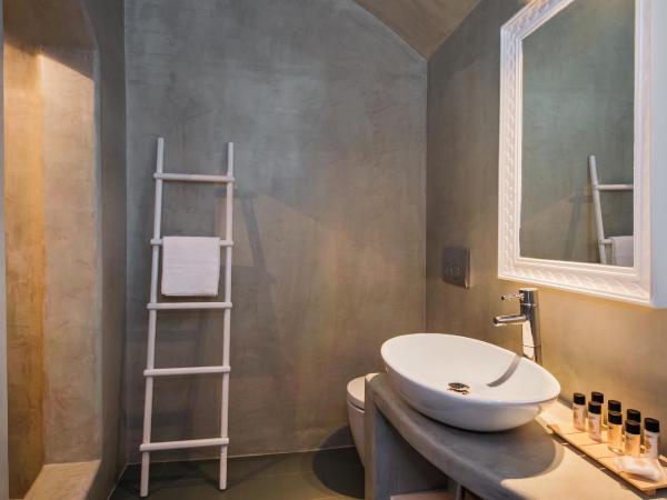 Villa Irini Fira - Adults Only : photo 9 de la chambre suite junior avec bain à remous extérieur chauffé - vue sur caldeira