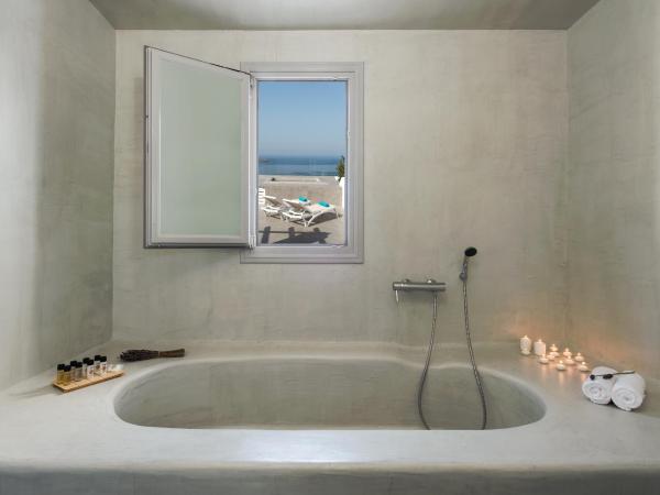 Villa Irini Fira - Adults Only : photo 10 de la chambre suite lune de miel avec bain à remous extérieur chauffé - vue sur caldeira