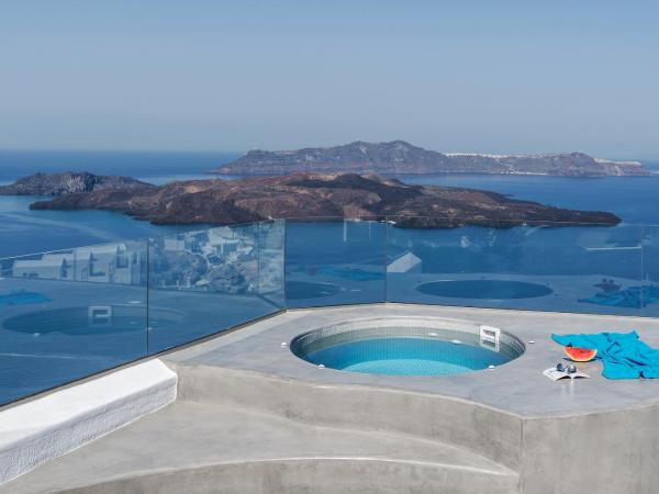 Villa Irini Fira - Adults Only : photo 2 de la chambre suite lune de miel avec bain à remous extérieur chauffé - vue sur caldeira
