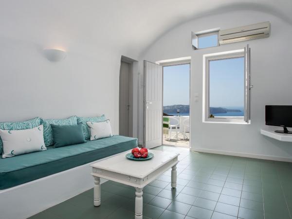 Villa Irini Fira - Adults Only : photo 5 de la chambre suite supérieure avec bain à remous extérieur chauffé - vue sur caldeira