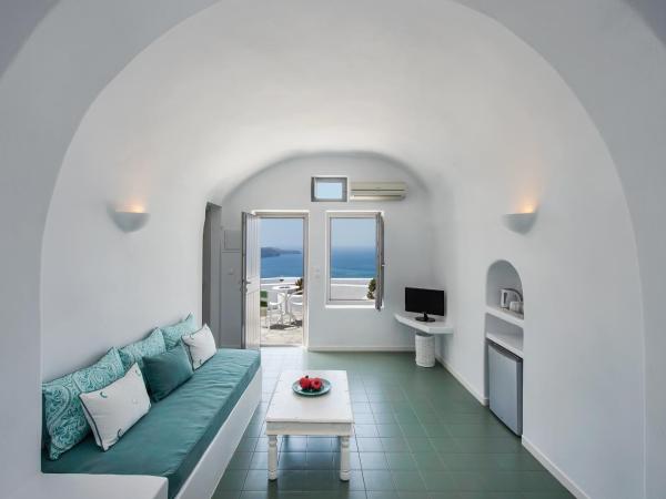 Villa Irini Fira - Adults Only : photo 6 de la chambre suite supérieure avec bain à remous extérieur chauffé - vue sur caldeira