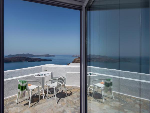 Villa Irini Fira - Adults Only : photo 7 de la chambre suite junior avec bain à remous extérieur chauffé - vue sur caldeira