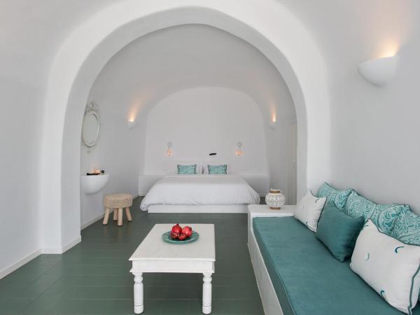 Villa Irini Fira - Adults Only : photo 7 de la chambre suite supérieure avec bain à remous extérieur chauffé - vue sur caldeira