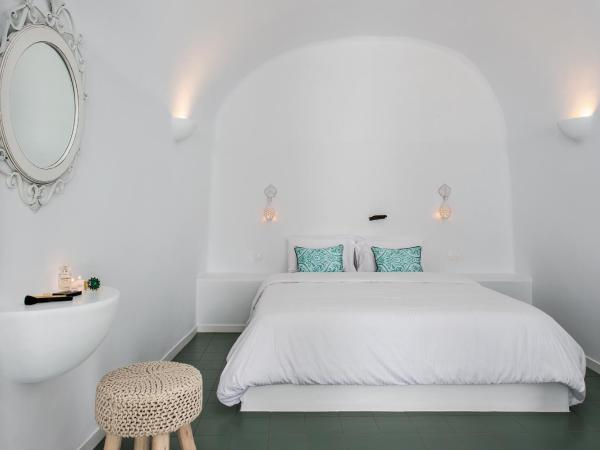Villa Irini Fira - Adults Only : photo 6 de la chambre suite junior avec bain à remous extérieur chauffé - vue sur caldeira