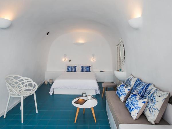 Villa Irini Fira - Adults Only : photo 4 de la chambre suite supérieure avec bain à remous extérieur chauffé - vue sur caldeira