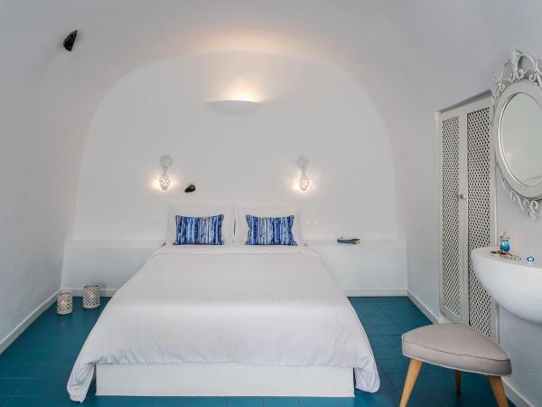 Villa Irini Fira - Adults Only : photo 5 de la chambre suite junior avec bain à remous extérieur chauffé - vue sur caldeira