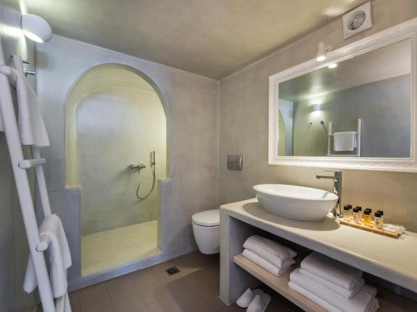 Villa Irini Fira - Adults Only : photo 9 de la chambre suite supérieure avec bain à remous extérieur chauffé - vue sur caldeira