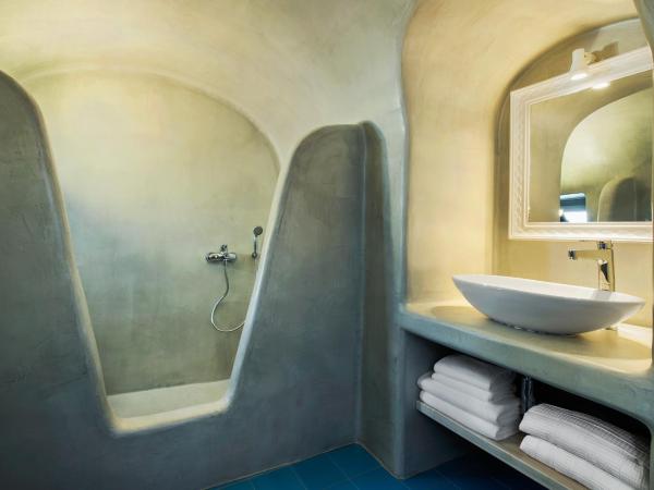 Villa Irini Fira - Adults Only : photo 8 de la chambre suite supérieure avec bain à remous extérieur chauffé - vue sur caldeira