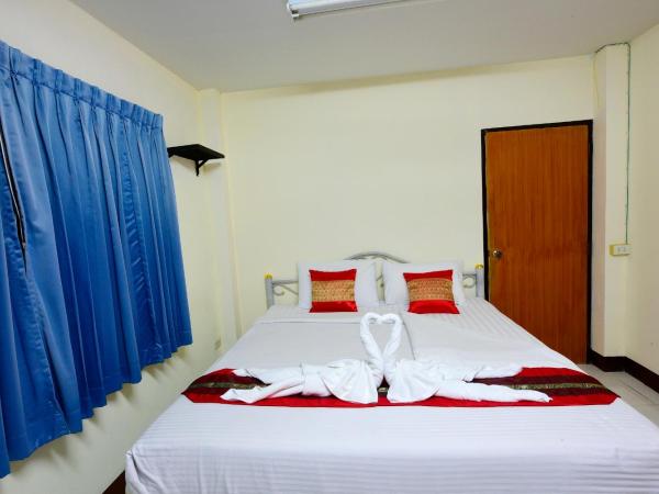 Saithong House : photo 10 de la chambre chambre double ou lits jumeaux avec lit d'appoint