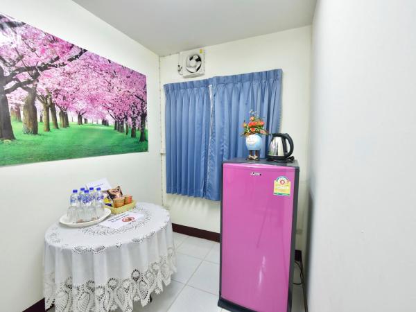 Saithong House : photo 3 de la chambre chambre double ou lits jumeaux avec lit d'appoint