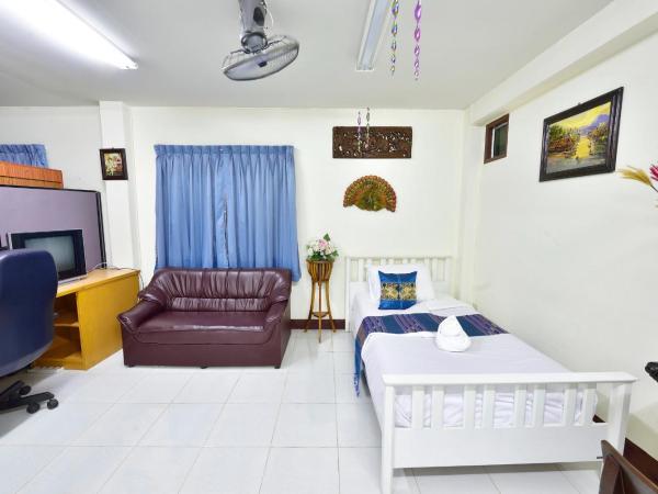 Saithong House : photo 4 de la chambre chambre double ou lits jumeaux avec lit d'appoint
