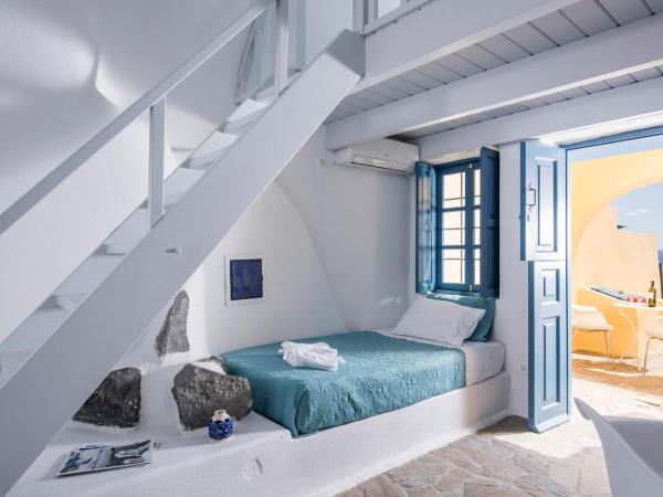 Horizon Aeifos Suites : photo 10 de la chambre suite familiale avec mezzanine - vue sur caldeira