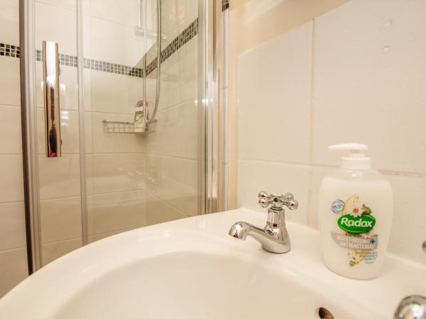 Harris Guest Accommodation : photo 10 de la chambre chambre double avec salle de bains privative