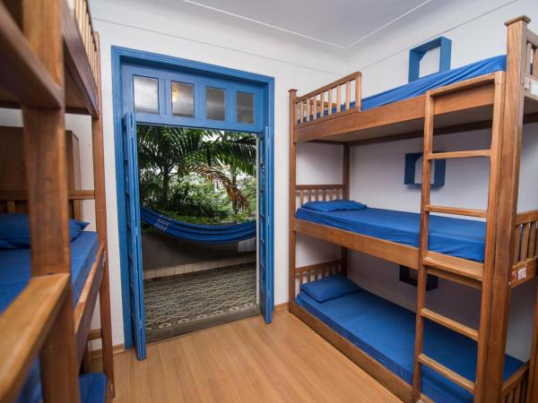 Ipanema Beach House : photo 1 de la chambre lit dans dortoir mixte de 9 lits avec balcon