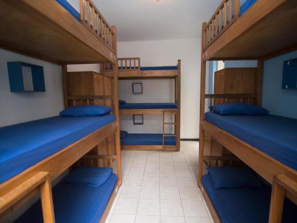Ipanema Beach House : photo 6 de la chambre dortoir mixte pour 9 personnes avec climatisation