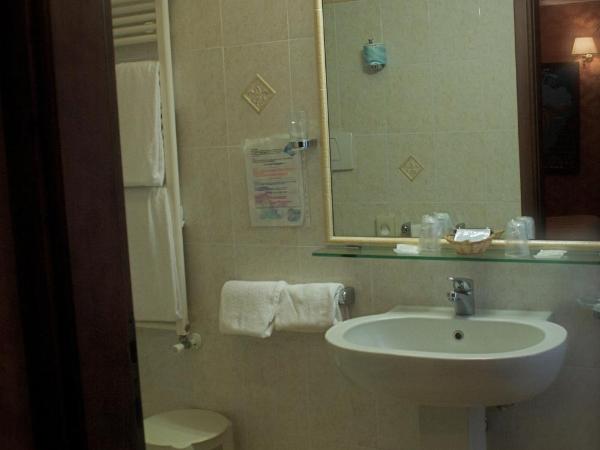 Hotel Lux : photo 7 de la chambre chambre triple avec salle de bains privative