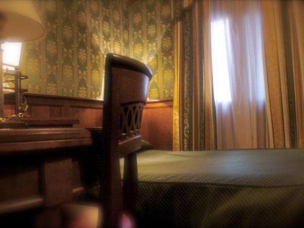 Hotel Lux : photo 7 de la chambre petite chambre double