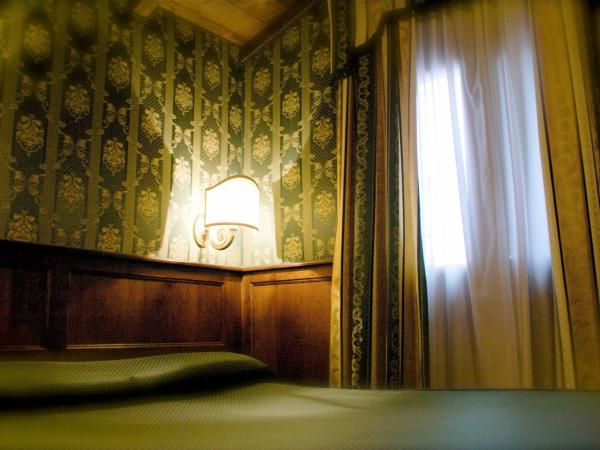 Hotel Lux : photo 6 de la chambre petite chambre double