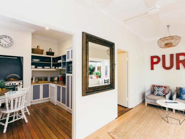 Barbara's Guesthouse : photo 9 de la chambre chambre lit queen-size avec salle de bains privative