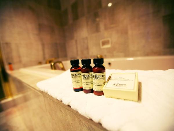 The Antlers, A Wyndham Hotel : photo 4 de la chambre chambre lit king-size - vue sur ville