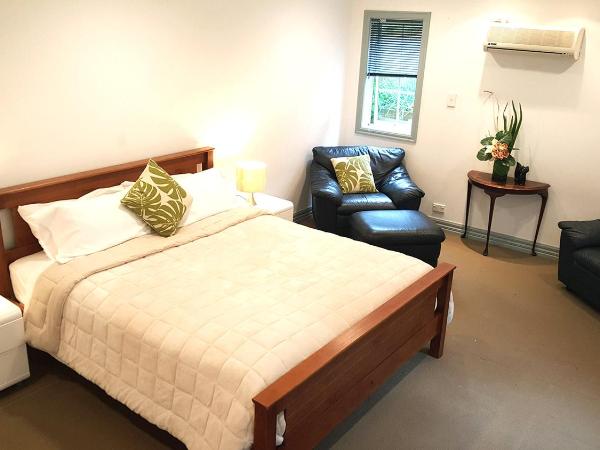 Lush & Co Auckland Bed & Breakfast : photo 3 de la chambre chambre lit king-size deluxe - vue sur jardin