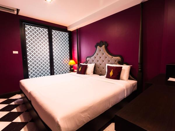 Violet Tower at Khaosan Palace : photo 1 de la chambre chambre lits jumeaux violette