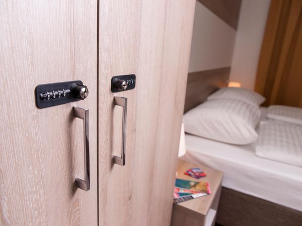 Hostel Sol : photo 2 de la chambre chambre quadruple avec balcon