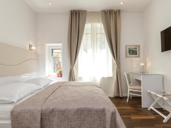 Pellegrini Luxury Rooms : photo 1 de la chambre chambre double deluxe avec vue sur château