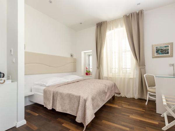 Pellegrini Luxury Rooms : photo 3 de la chambre chambre double deluxe avec vue sur château