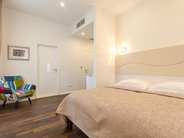 Pellegrini Luxury Rooms : photo 4 de la chambre chambre double deluxe avec vue sur château