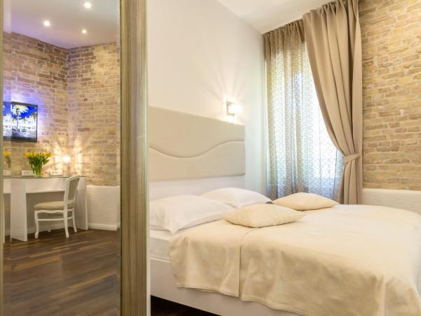 Pellegrini Luxury Rooms : photo 10 de la chambre chambre double deluxe avec lit d'appoint