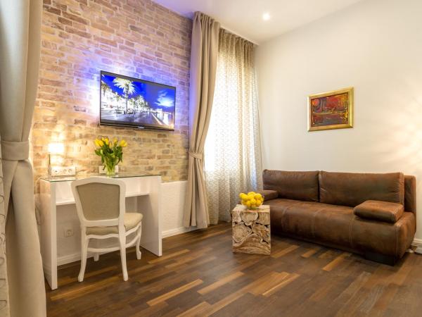 Pellegrini Luxury Rooms : photo 9 de la chambre chambre double deluxe avec lit d'appoint